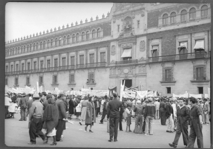 Manifestación magisterial frente a Palacio Nacional